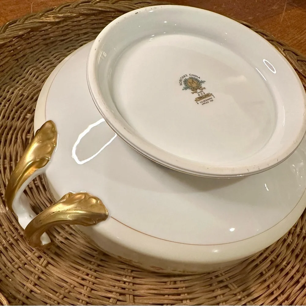 Noritake Trojan Fine Porcelain Vegetable Bowl With Finial Topped Dome Lid